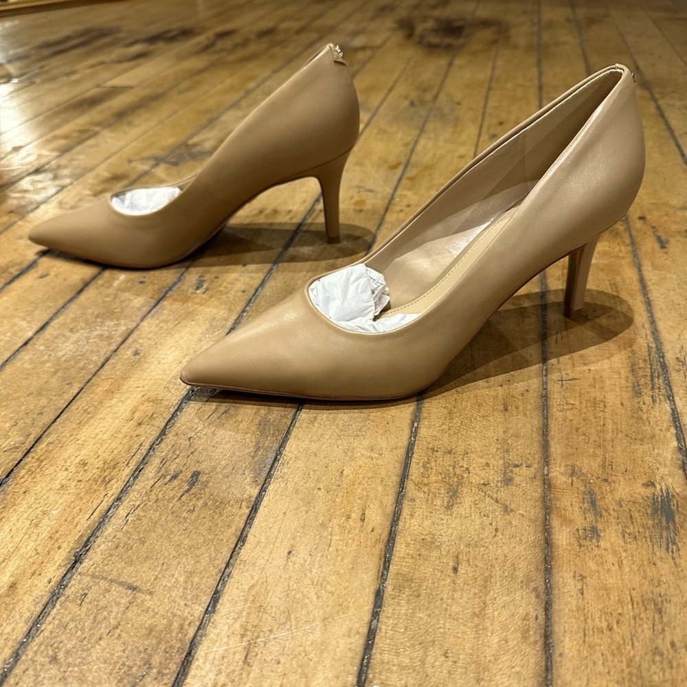 NIB Sam Edelman Vienna Pointed Toe Kitten Heel in multiple sizes. Soft Beige.